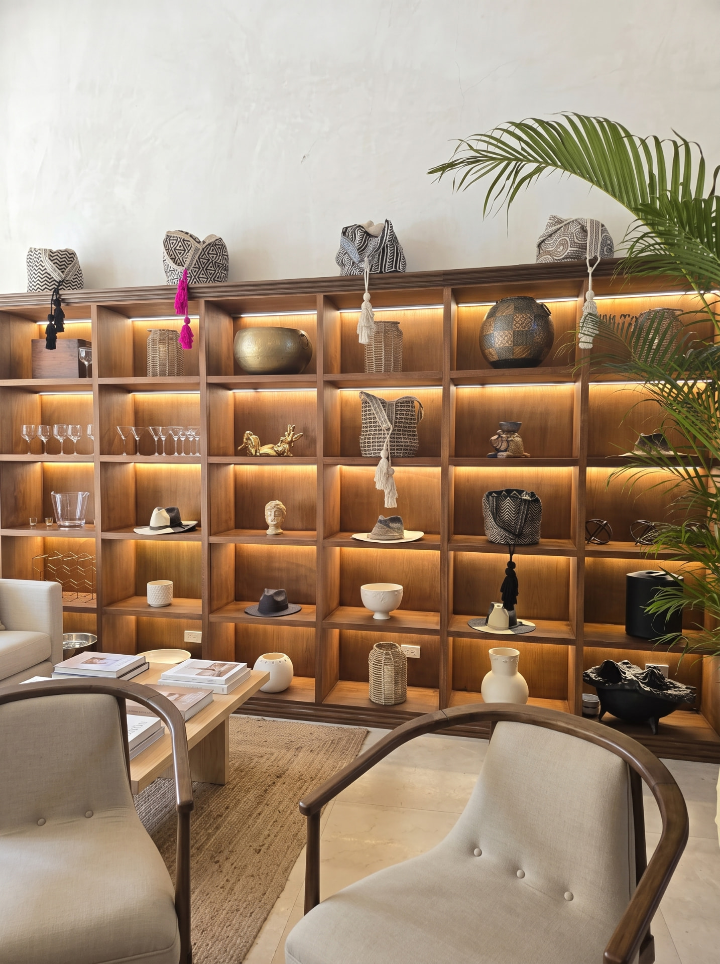 Librera de madera a medida con iluminación integrada y objetos decorativos